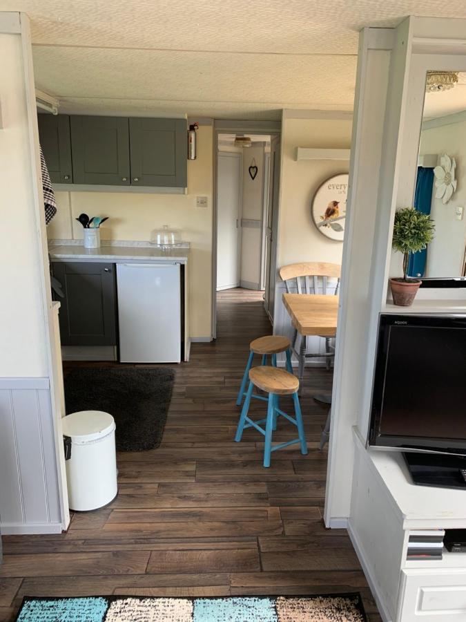 Byre Cottages&Lakeside caravan Cardigan Extérieur photo