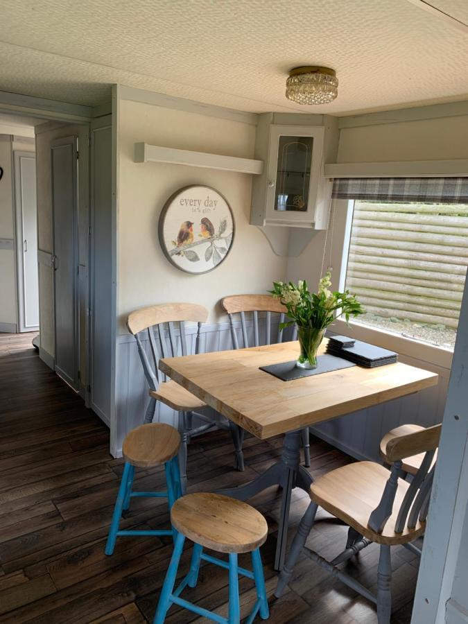 Byre Cottages&Lakeside caravan Cardigan Extérieur photo