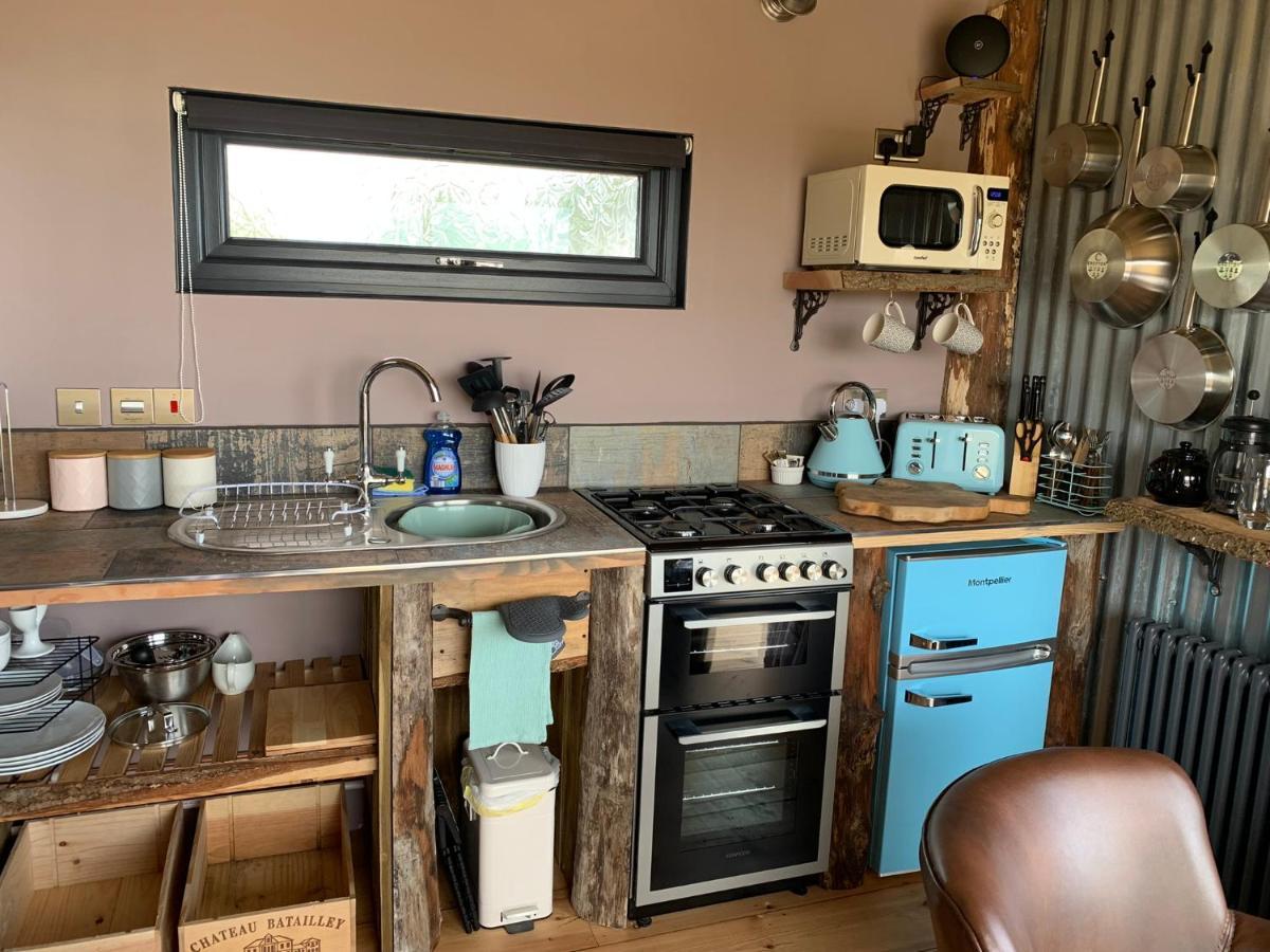 Byre Cottages&Lakeside caravan Cardigan Extérieur photo
