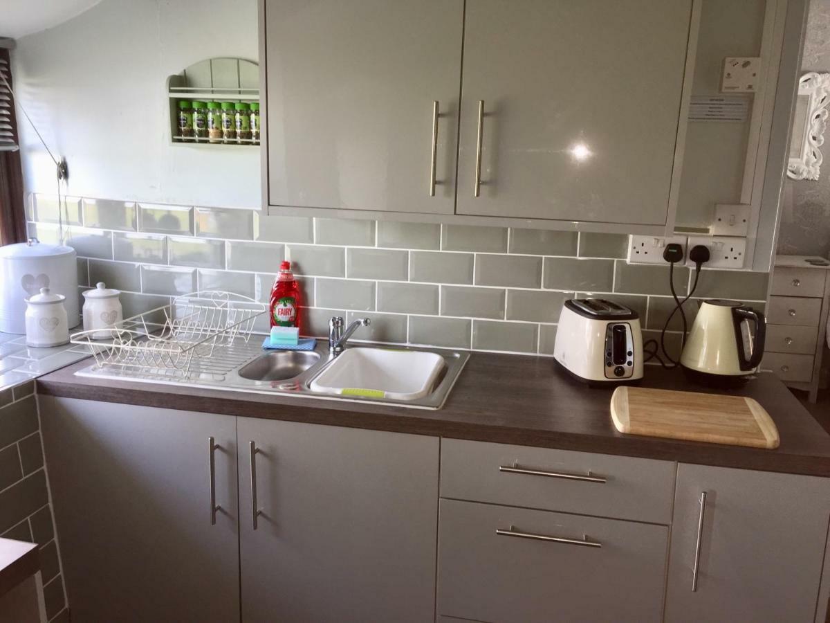 Byre Cottages&Lakeside caravan Cardigan Extérieur photo